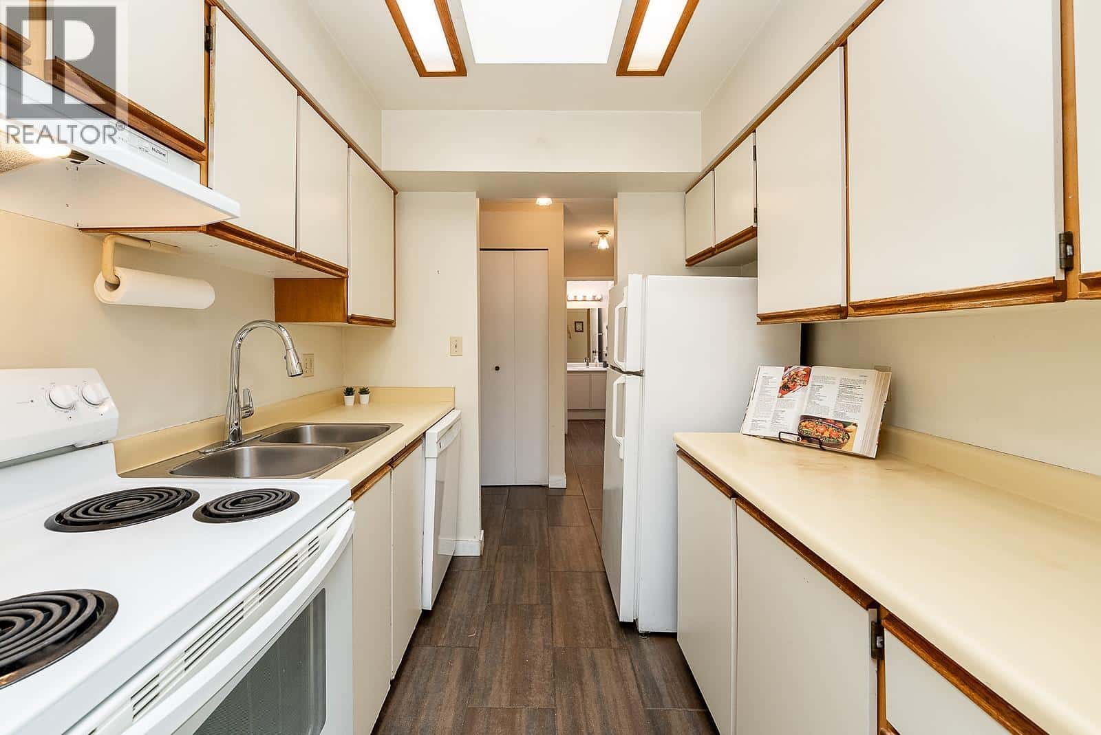 305 812 MILTON STREET — New Westminster, British Columbia - Photo 4 of 31