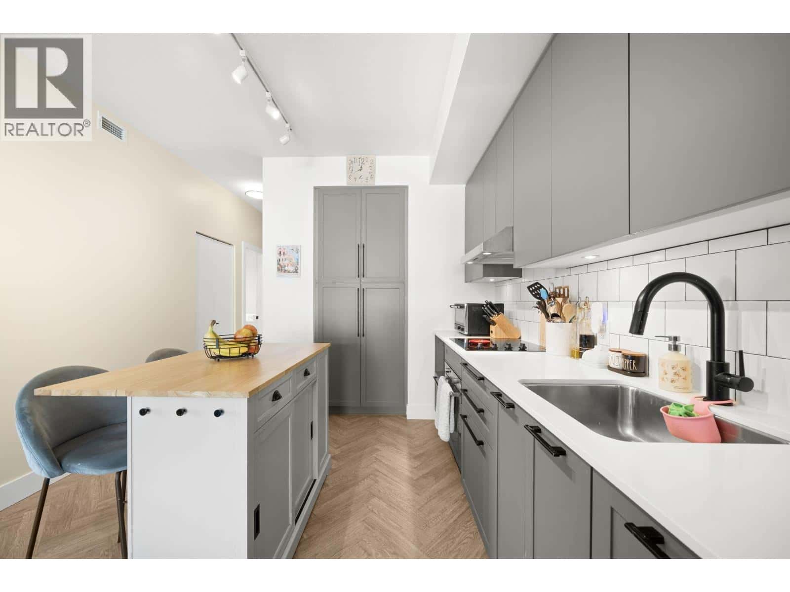 514 9228 SLOPES MEWS — Burnaby, British Columbia - Photo 4 of 35