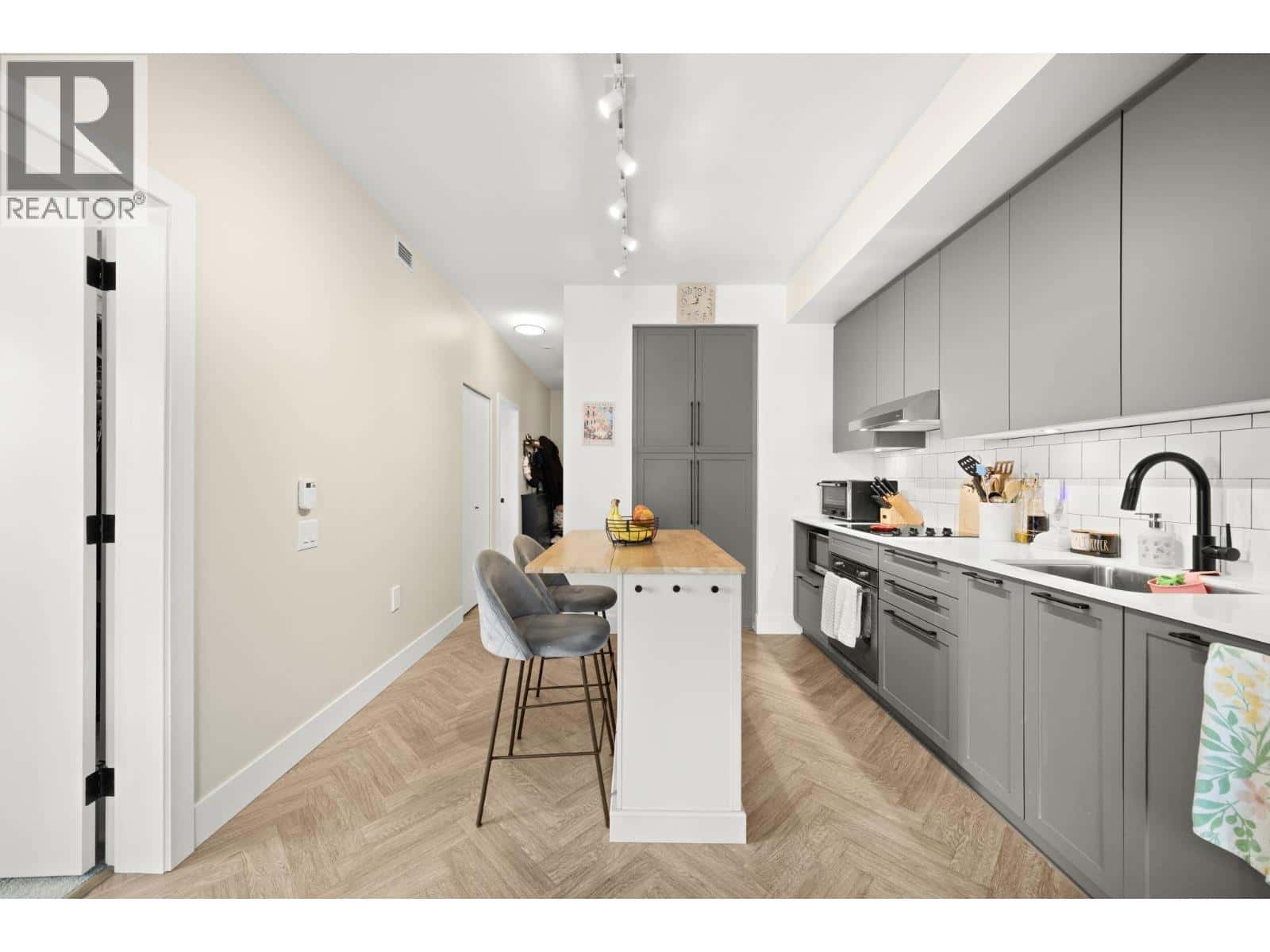 514 9228 SLOPES MEWS — Burnaby, British Columbia - Photo 5 of 35