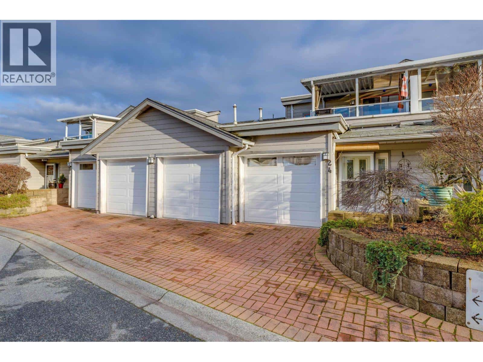 24 323 GOVERNORS COURT — New Westminster, British Columbia - Photo 2 of 33