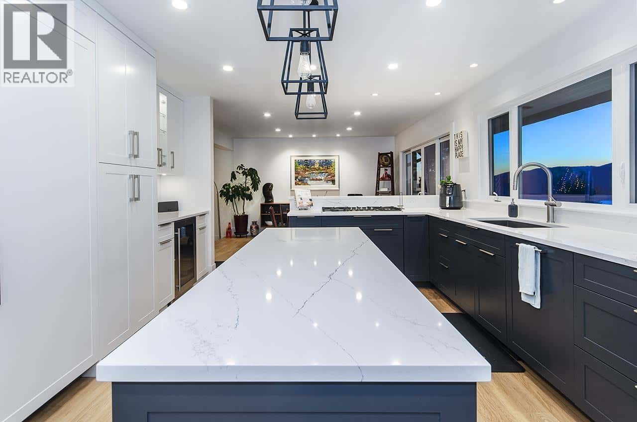 5237 TIMBERFEILD ROAD — West Vancouver, British Columbia - Photo 2 of 40