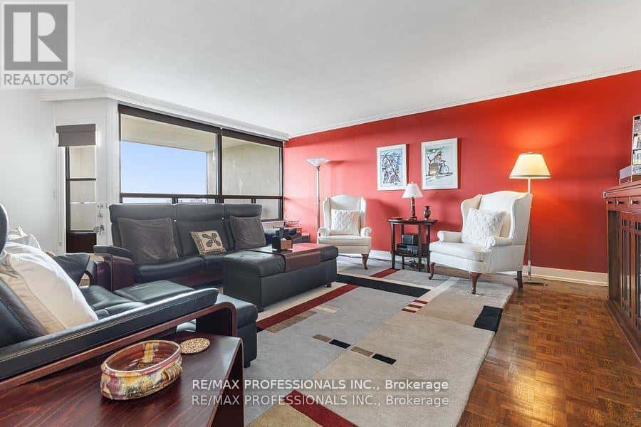 E5 - 296 MILL ROAD — Toronto (Markland Wood), Ontario - Photo 2 of 49