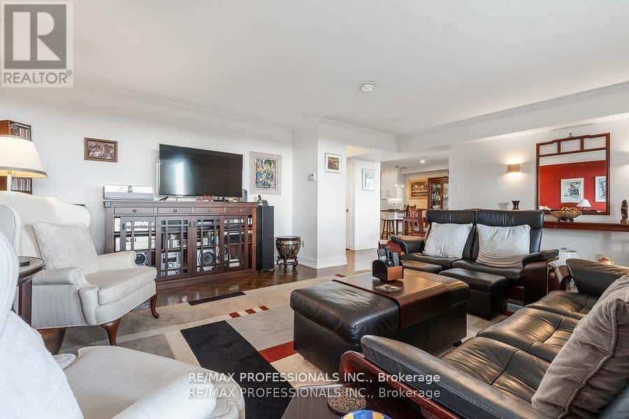 E5 - 296 MILL ROAD — Toronto (Markland Wood), Ontario - Photo 5 of 49