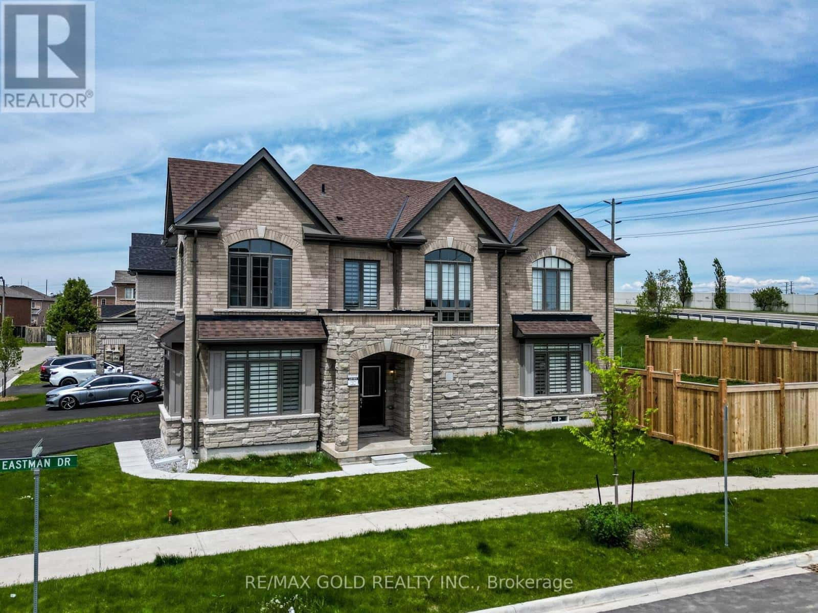 73 EASTMAN DRIVE N — Brampton (Credit Valley), Ontario - Photo 4 of 48