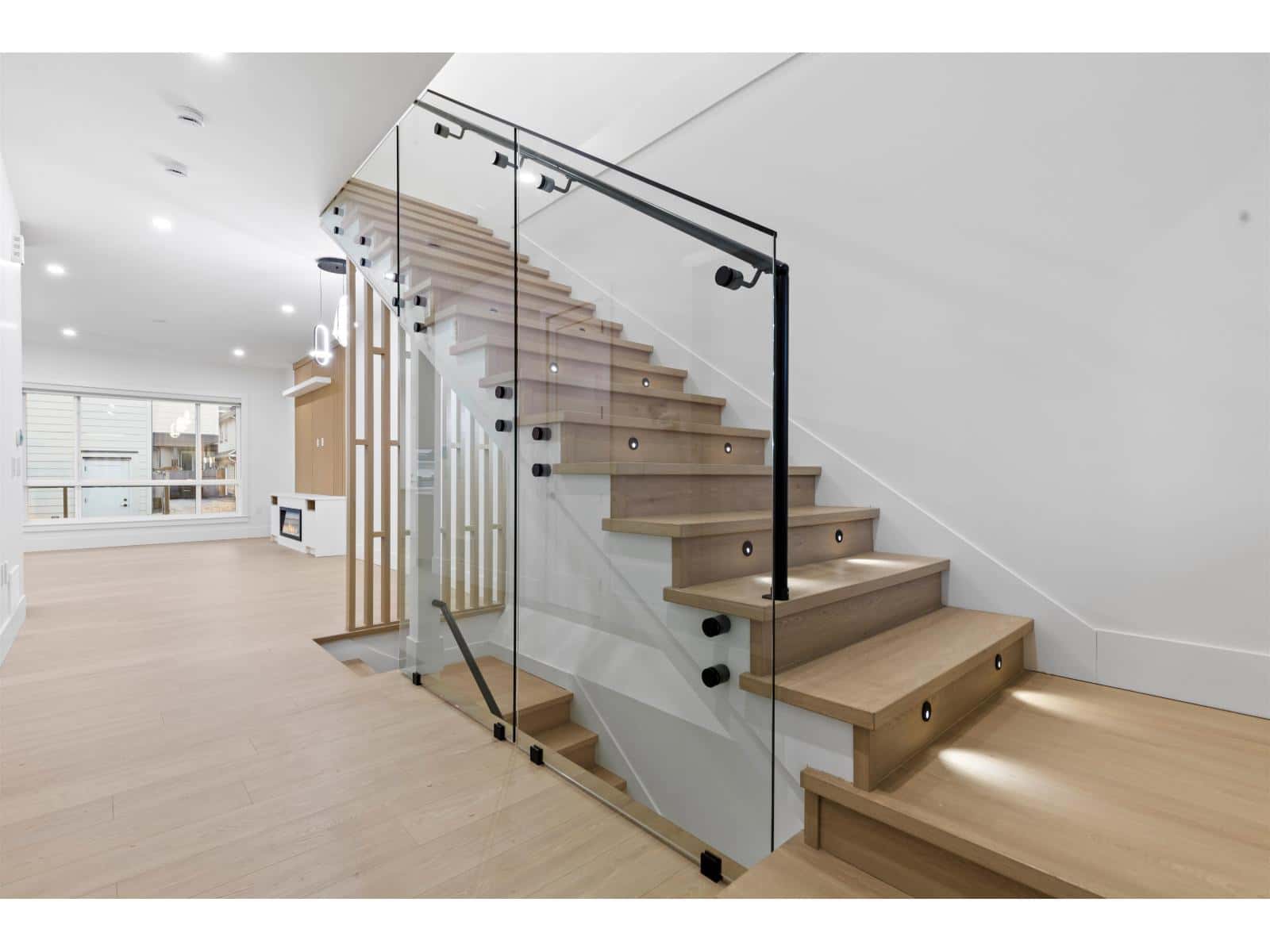 17144 1 AVENUE — Surrey, British Columbia - Photo 5 of 34