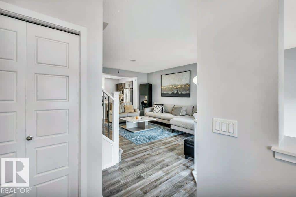 2821 ANTON WD SW — Edmonton, Alberta - Photo 3 of 31