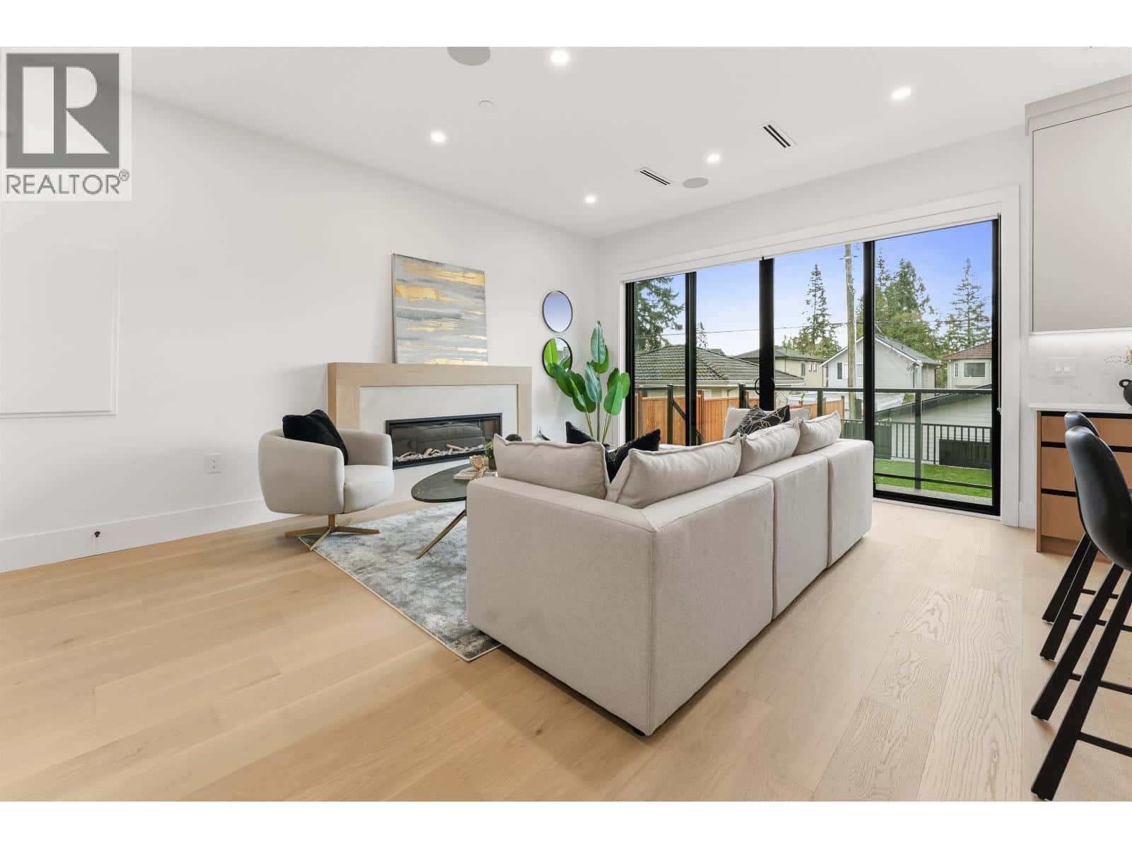 2 3218 W 38TH AVENUE — Vancouver, British Columbia - Photo 2 of 30