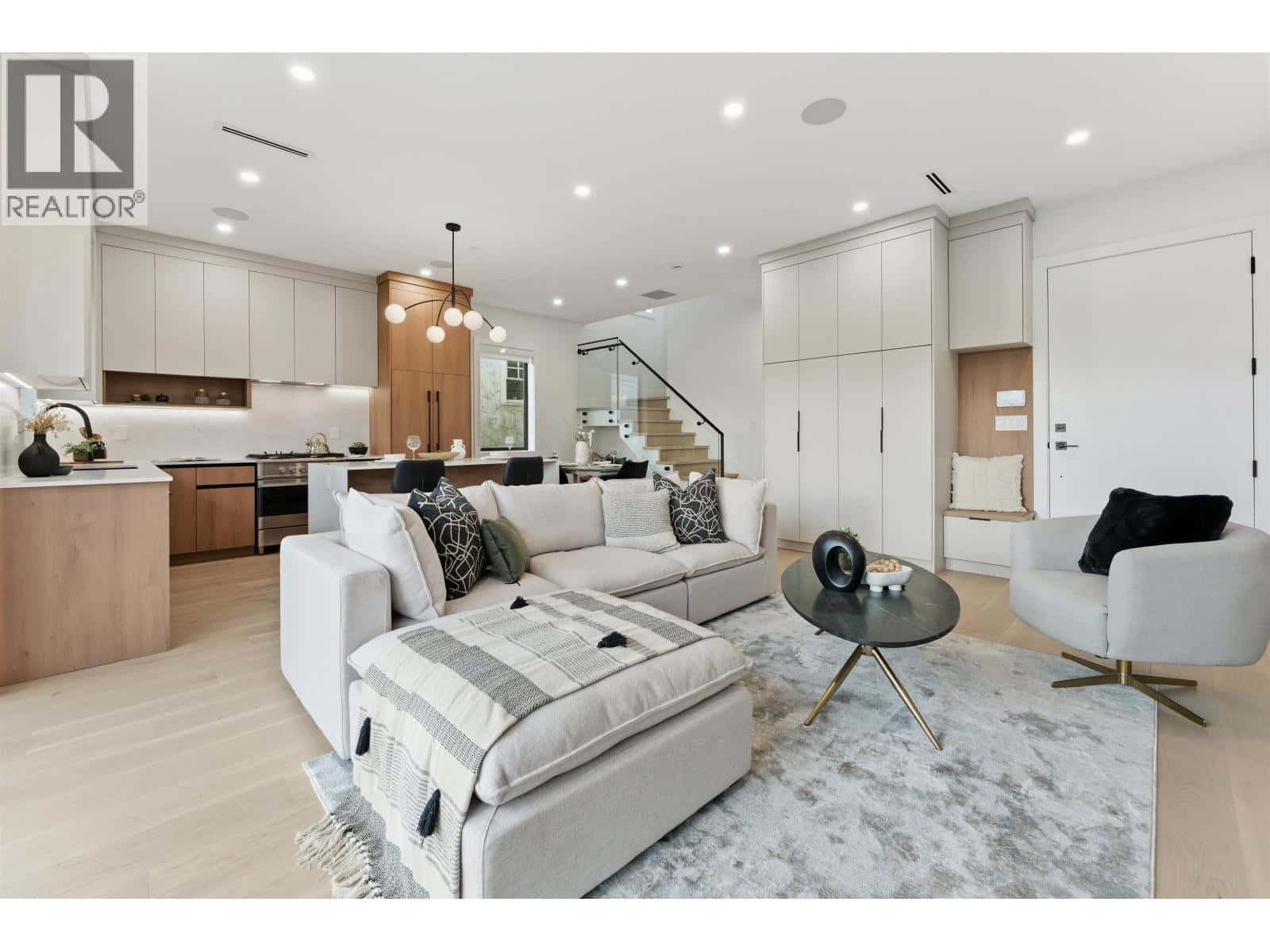 2 3218 W 38TH AVENUE — Vancouver, British Columbia - Photo 3 of 30