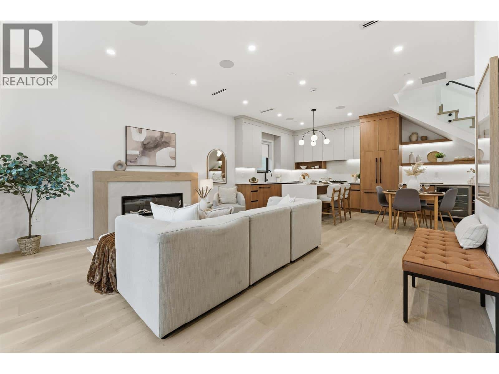 1 3218 W 38TH AVENUE — Vancouver, British Columbia - Photo 2 of 28