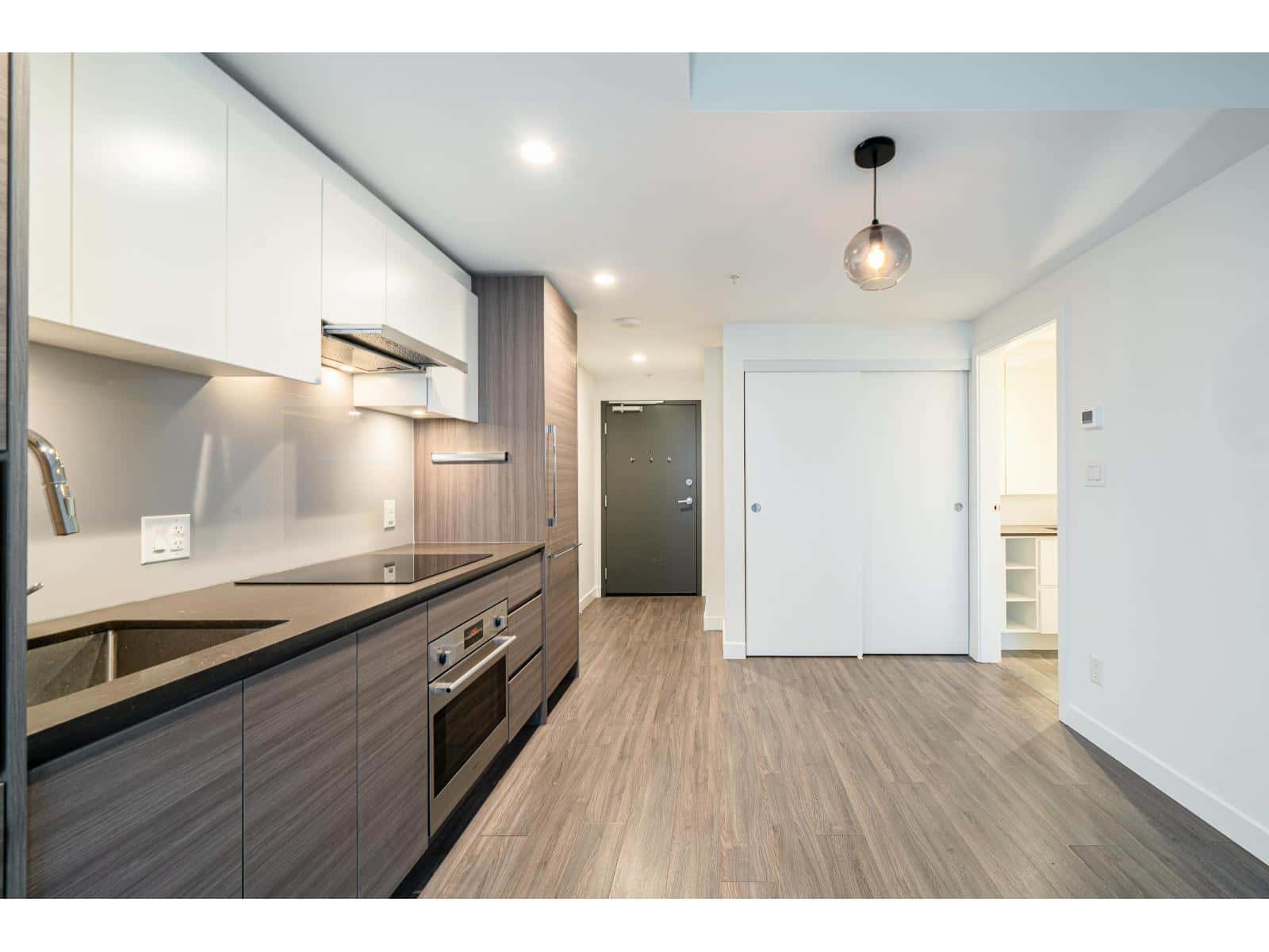 2307 13655 FRASER HIGHWAY — Surrey, British Columbia - Photo 5 of 33