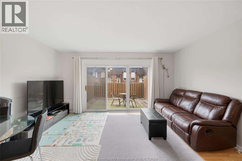 6384 THORNBERRY Crescent — Windsor, Ontario - Photo 5 of 29