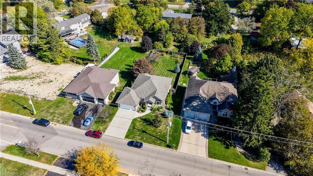 430 CARYNDALE Drive — Kitchener, Ontario - Photo 2 of 39