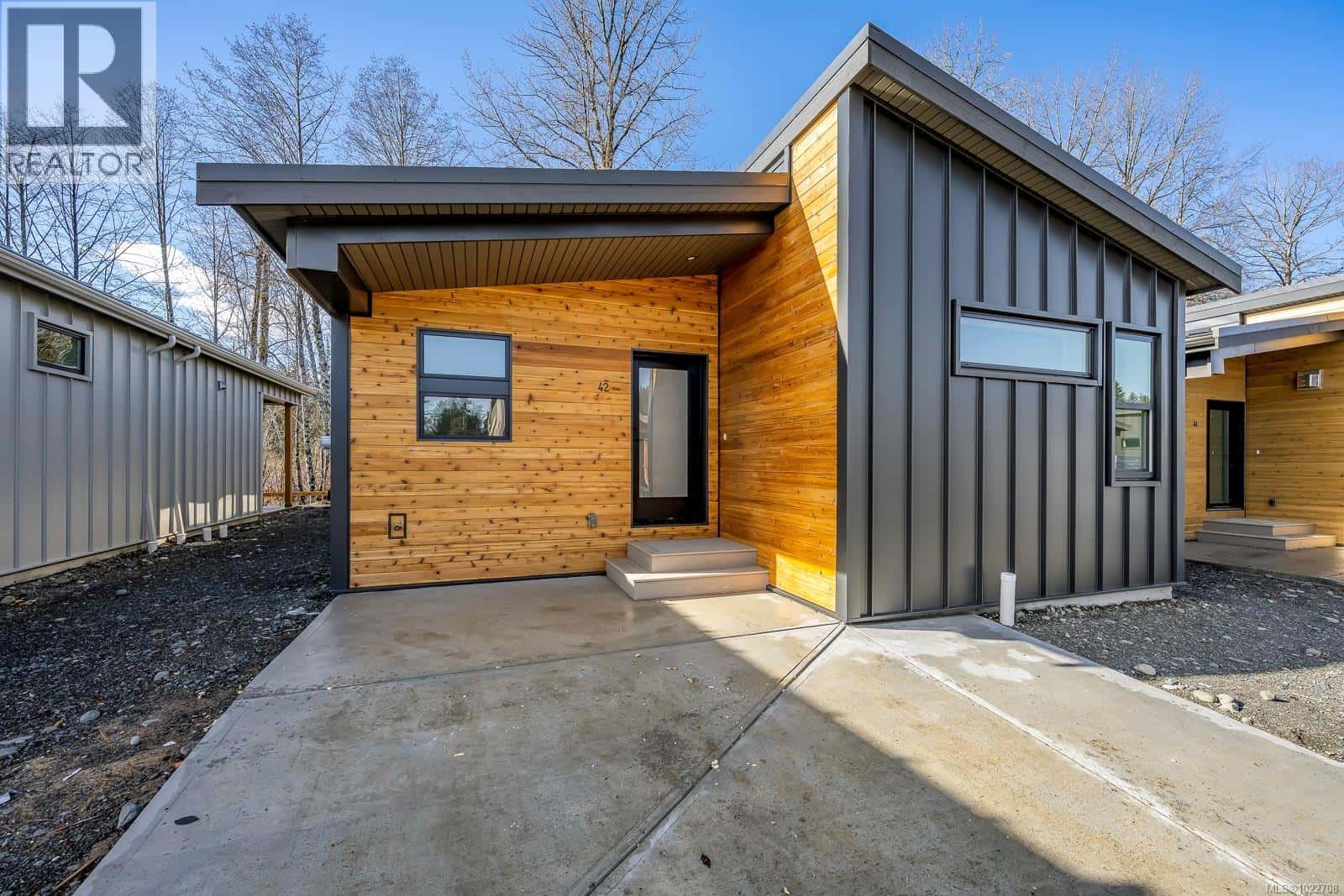 42 3025 Royston Rd — Cumberland, British Columbia - Photo 2 of 26