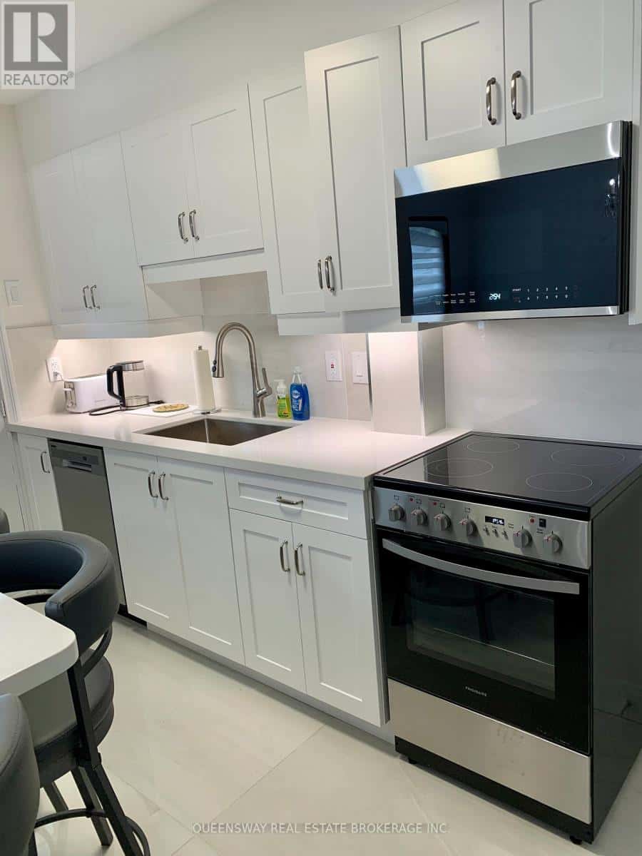 420 JANE STREET — Toronto (Lambton Baby Point), Ontario - Photo 3 of 42