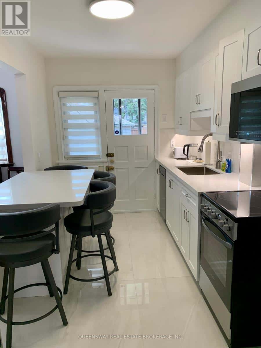 420 JANE STREET — Toronto (Lambton Baby Point), Ontario - Photo 4 of 42