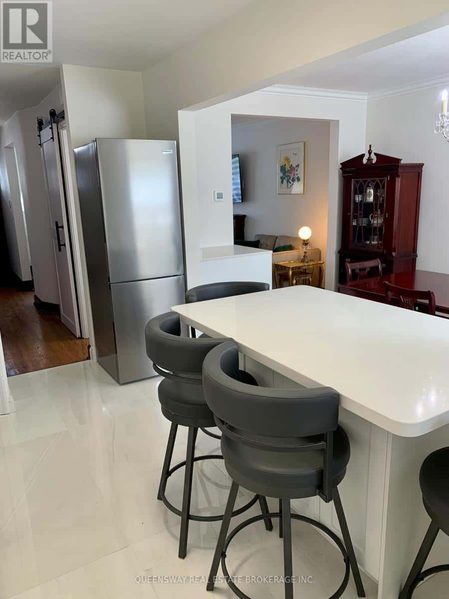 420 JANE STREET — Toronto (Lambton Baby Point), Ontario - Photo 5 of 42