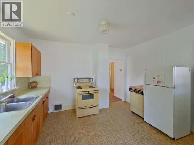 6237 LUND — Powell River, British Columbia - Photo 3 of 61