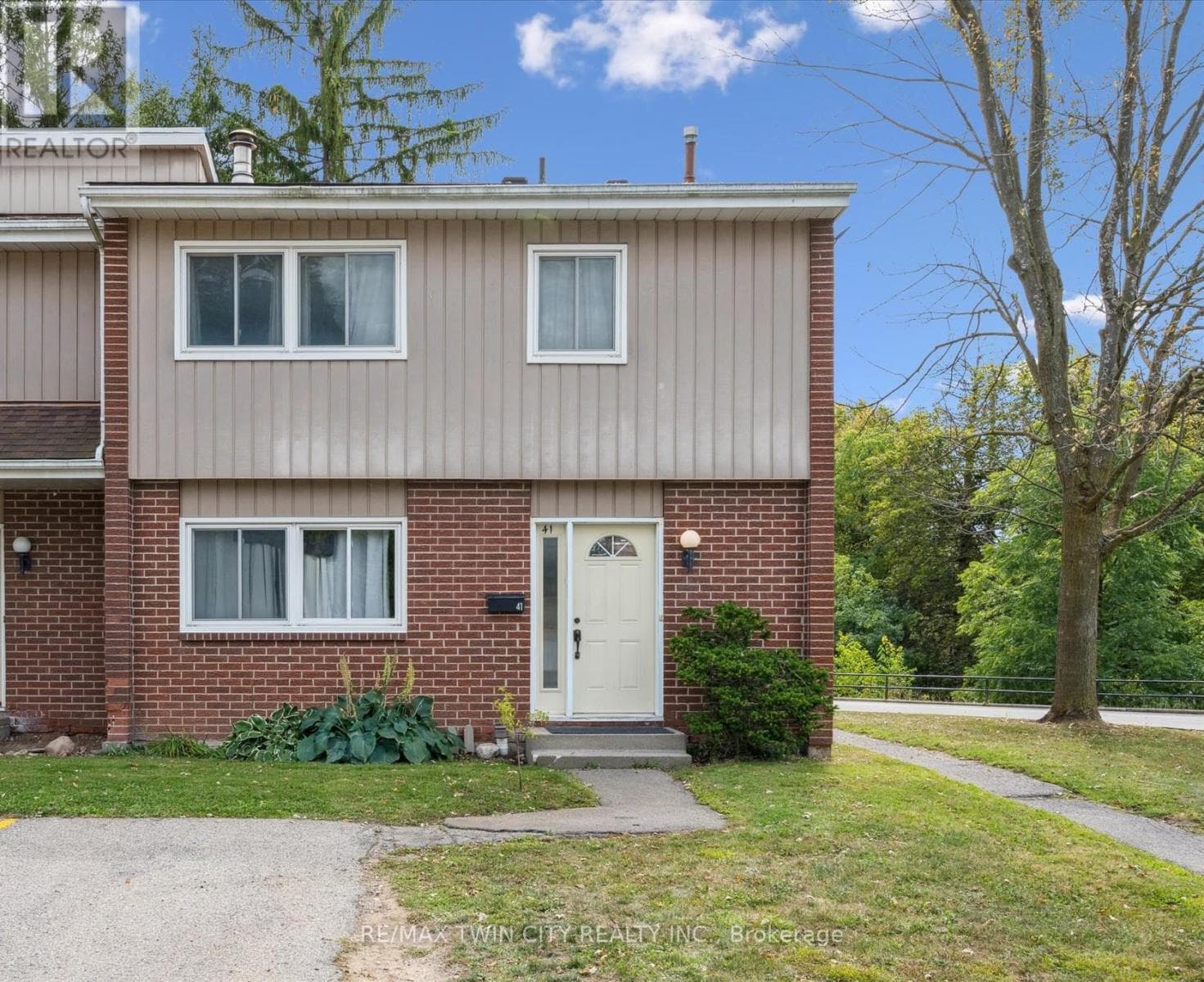 41 - 121 UNIVERSITY AVENUE E — Waterloo, Ontario - Main photo