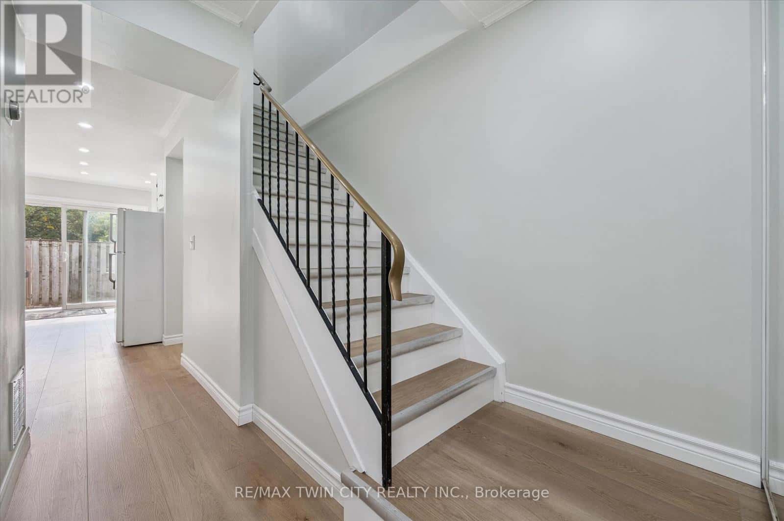 41 - 121 UNIVERSITY AVENUE E — Waterloo, Ontario - Photo 5 of 35