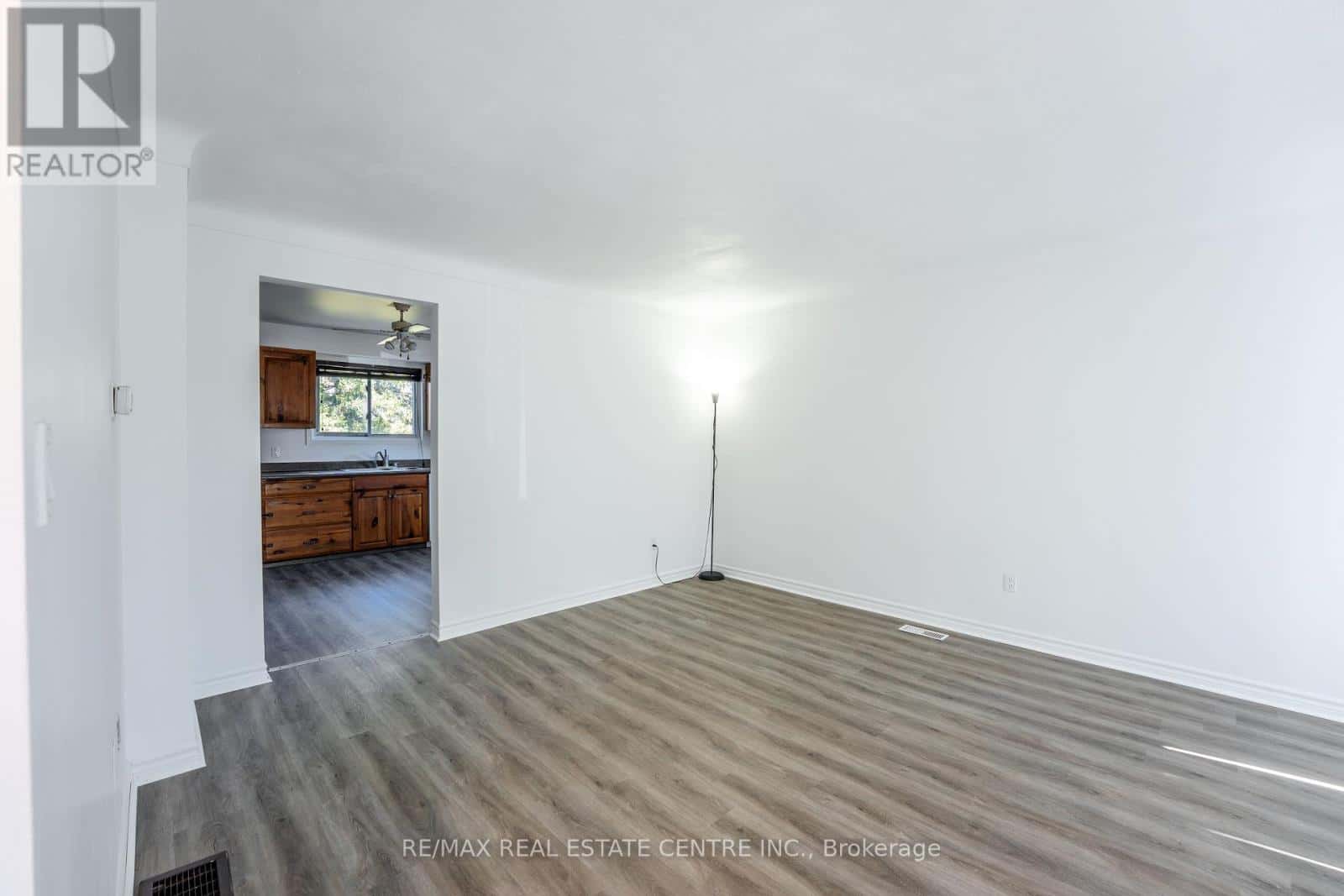 231 PERTH STREET — Brockville, Ontario - Photo 5 of 31