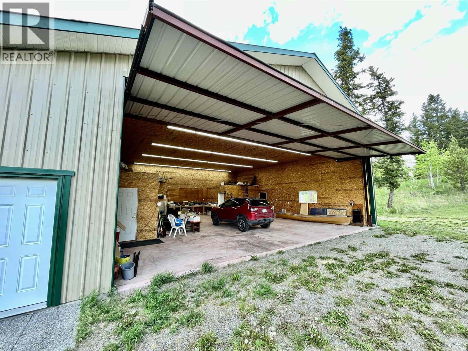 5574 LAKESIDE COURT — 100 Mile House, British Columbia - Photo 2 of 27