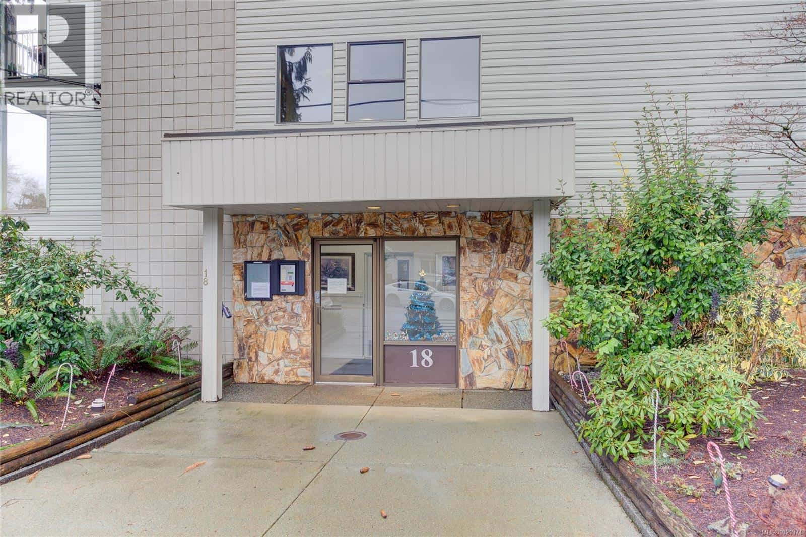 206 18 King George St — Lake Cowichan, British Columbia - Photo 2 of 32