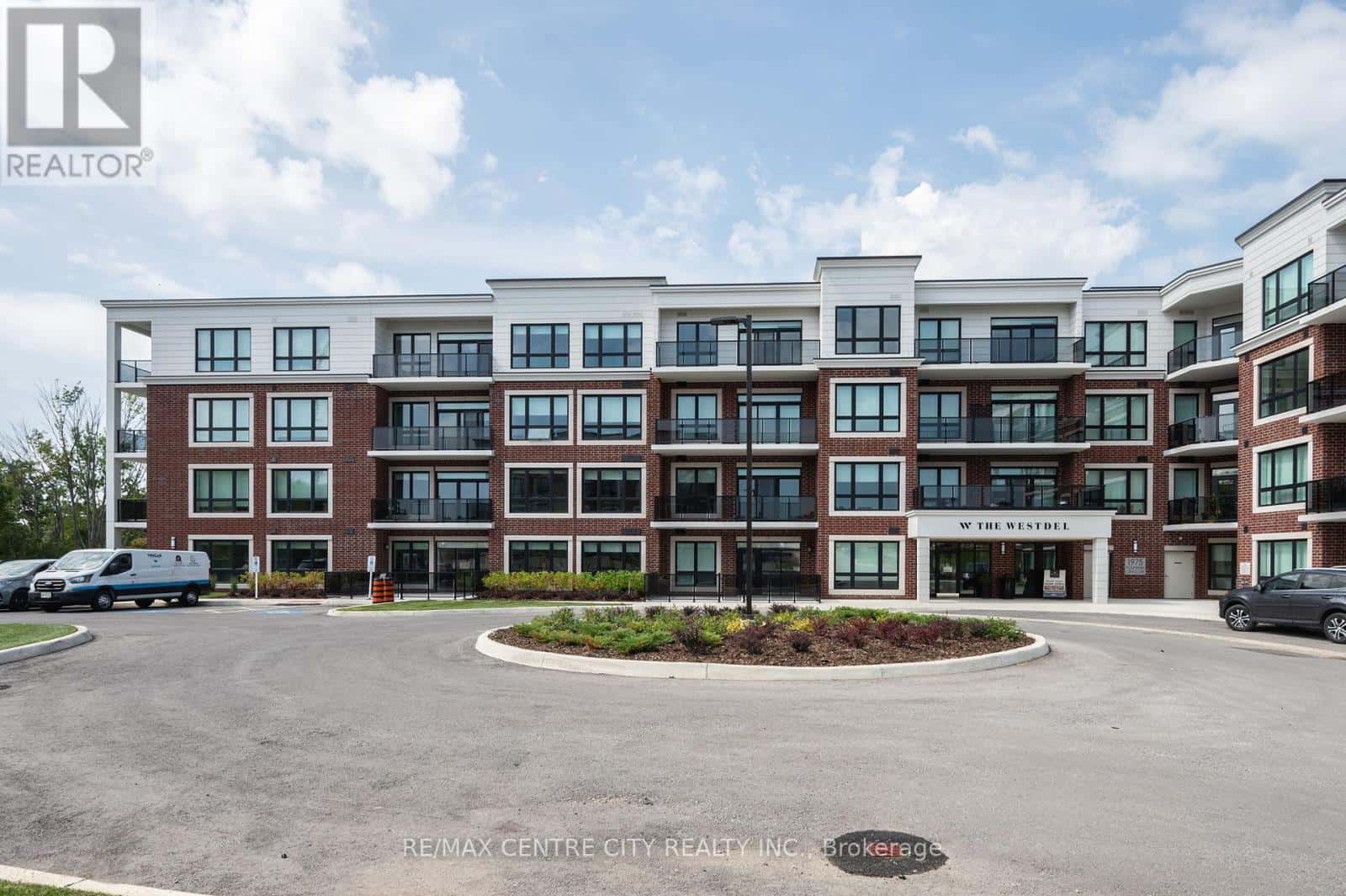 404 - 1975 FOUNTAIN GRASS DRIVE — London South (South B), Ontario - Photo 2 of 36