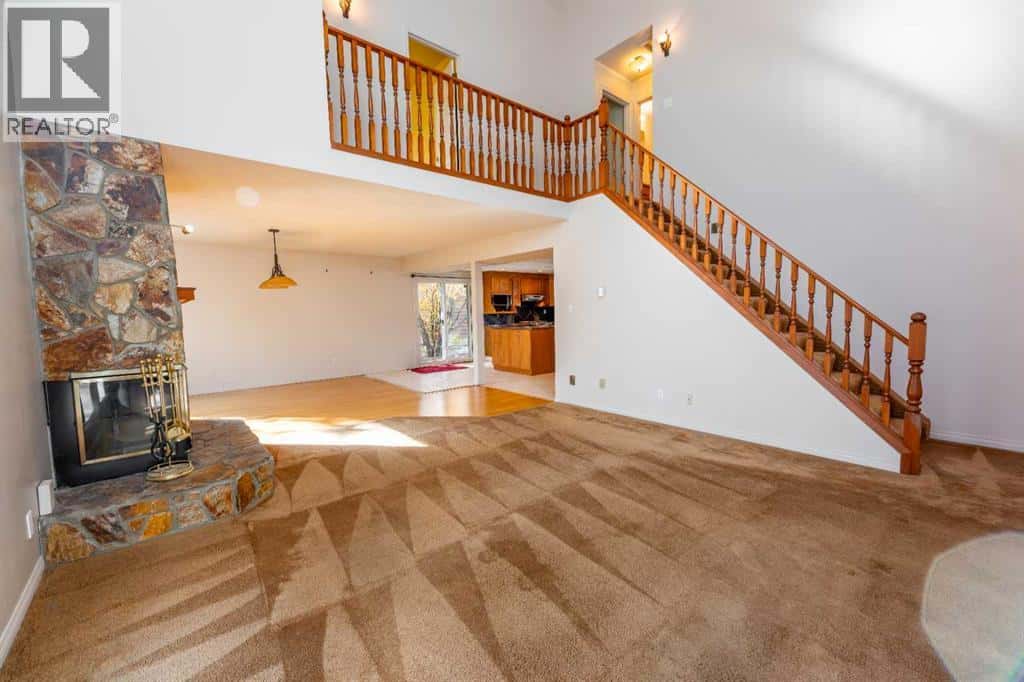 320 Collinge Road — Hinton, Alberta - Photo 2 of 40