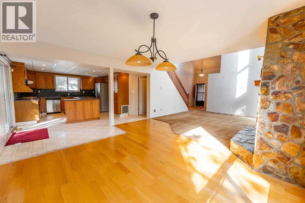 320 Collinge Road — Hinton, Alberta - Photo 3 of 40