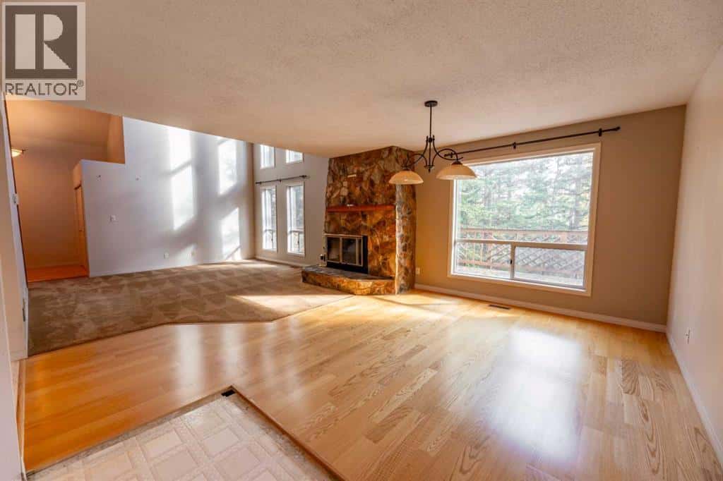 320 Collinge Road — Hinton, Alberta - Photo 4 of 40