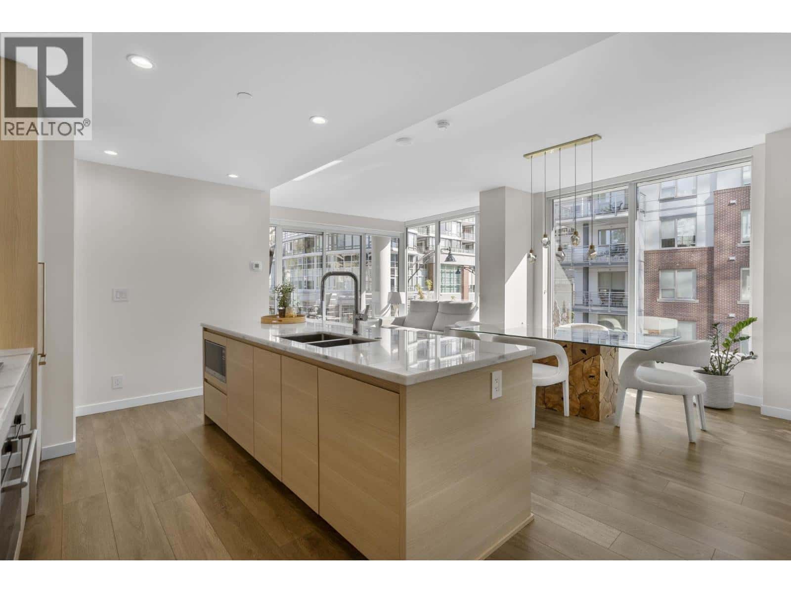 302 305 MORRISSEY ROAD — Port Moody, British Columbia - Photo 4 of 40