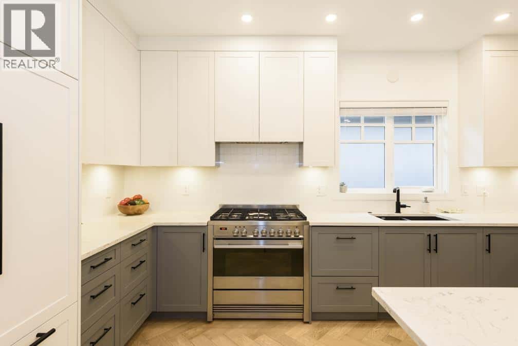 161 E 26TH AVENUE — Vancouver, British Columbia - Photo 4 of 40