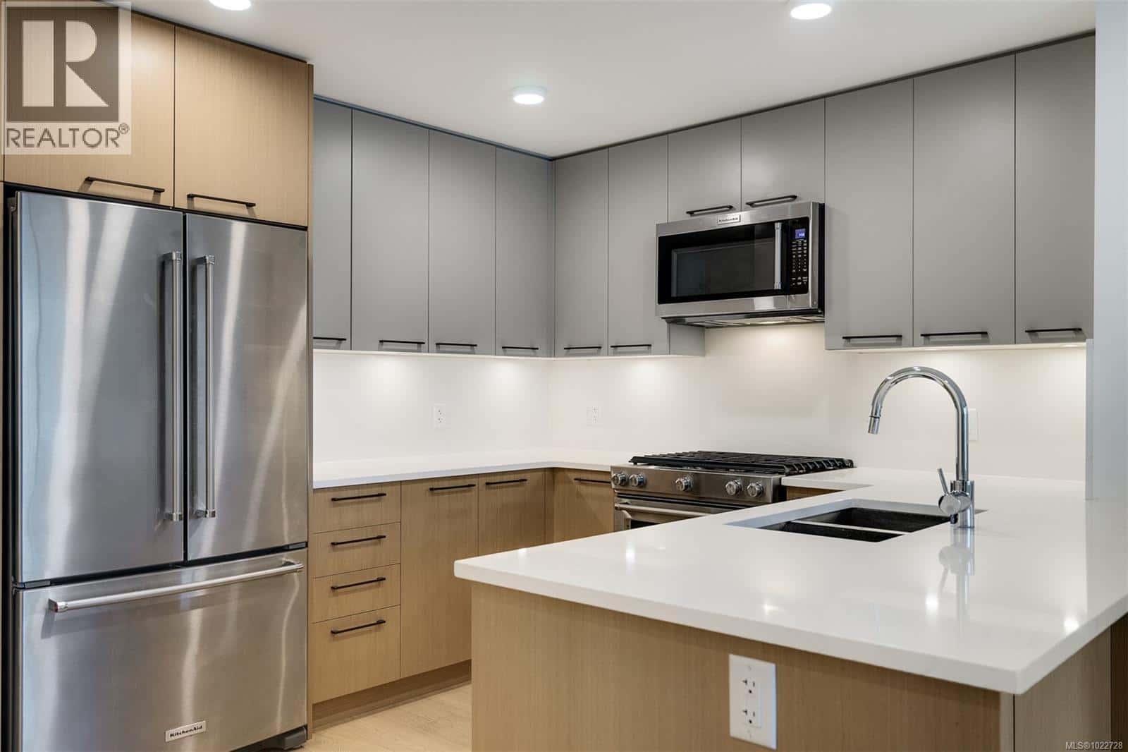 302 9775 Fourth St — Sidney, British Columbia - Photo 2 of 38