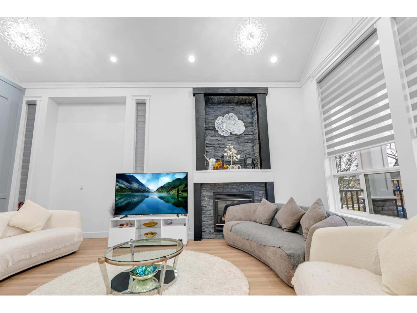 18358 67 AVENUE — Surrey, British Columbia - Photo 2 of 34