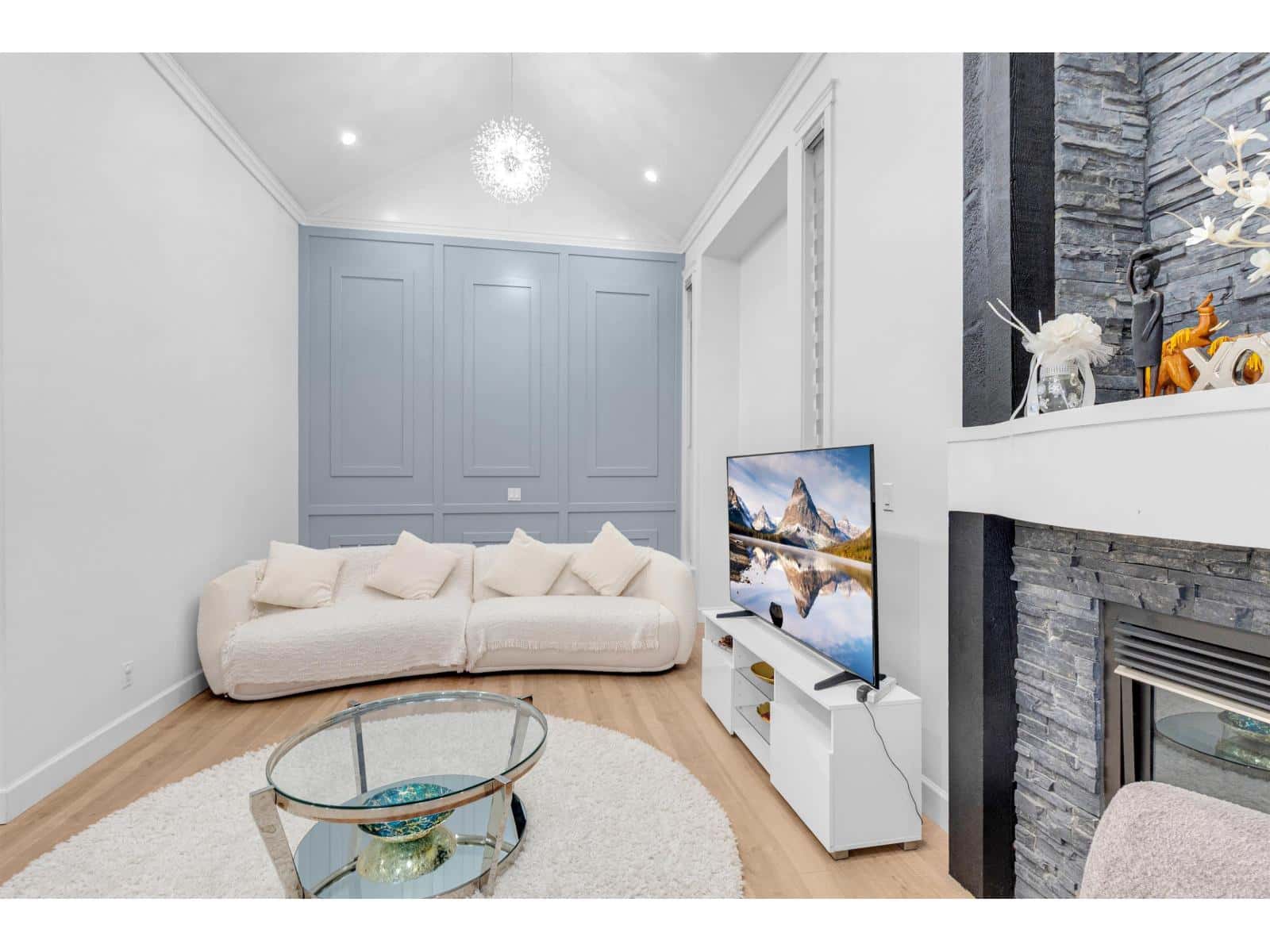 18358 67 AVENUE — Surrey, British Columbia - Photo 3 of 34