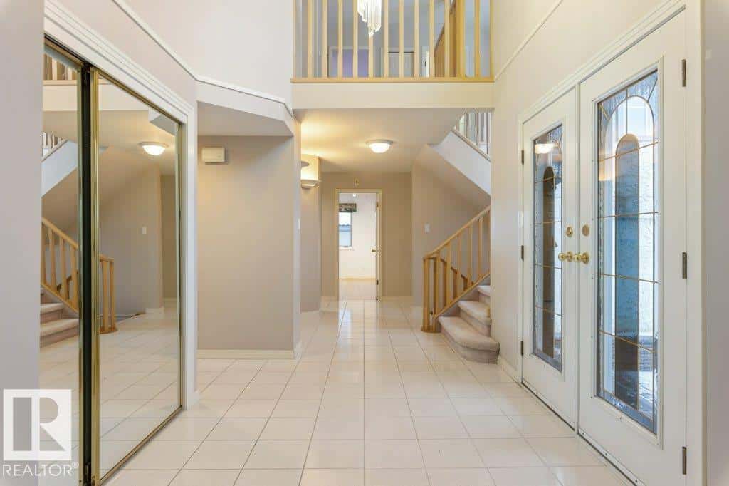 18 EASTBOURNE CL — St. Albert, Alberta - Photo 2 of 65