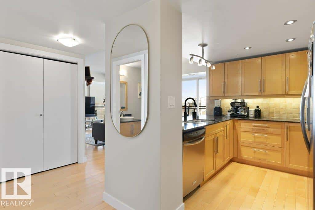 #1104 10046 117 ST NW — Edmonton, Alberta - Photo 4 of 25