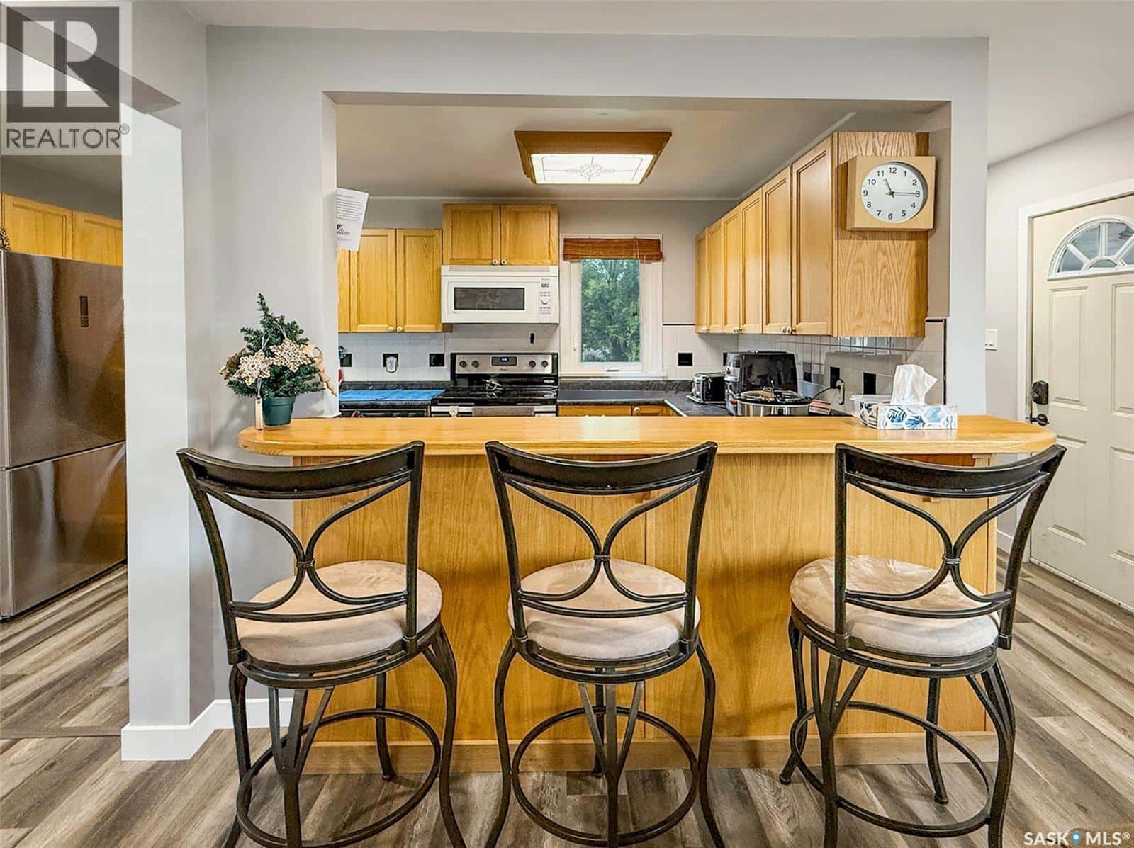 404 7th AVENUE NW — Swift Current, Saskatchewan - Photo 4 of 18