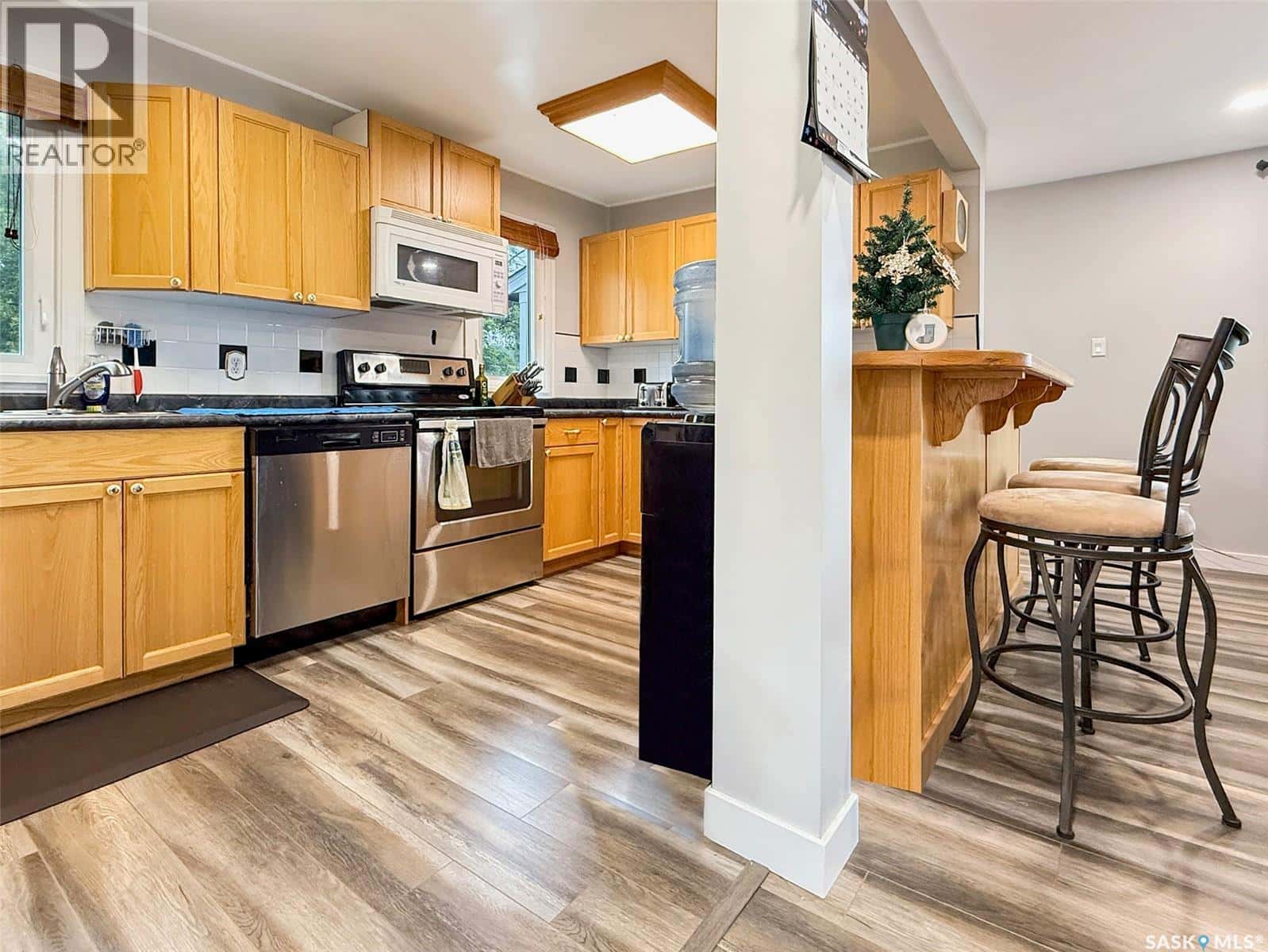 404 7th AVENUE NW — Swift Current, Saskatchewan - Photo 5 of 18