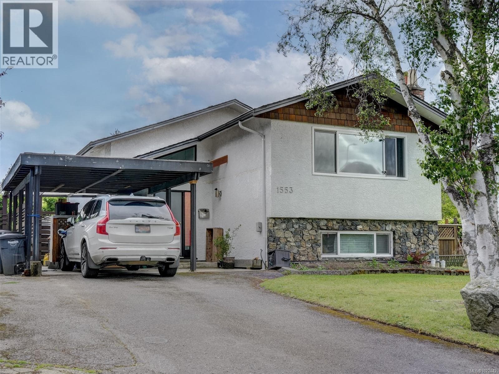 1553 Fremont Pl — Saanich, British Columbia - Main photo