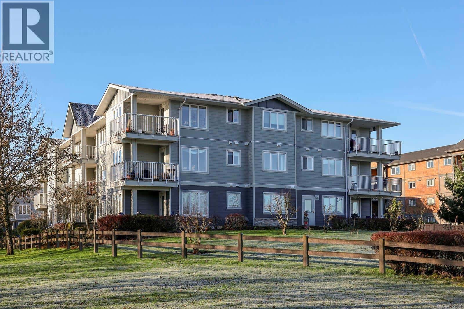 33 111 20th St — Courtenay, British Columbia - Photo 5 of 44