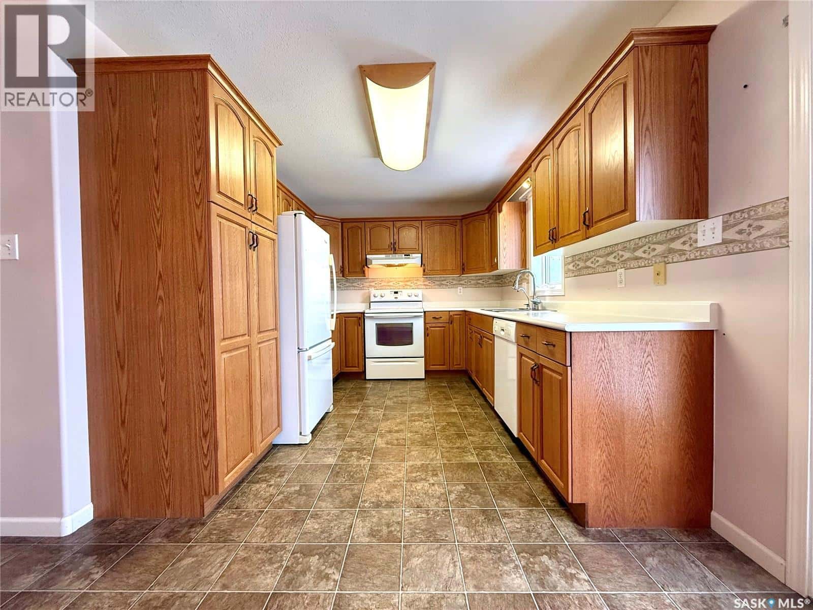 68 Russell DRIVE — Yorkton, Saskatchewan - Photo 4 of 31