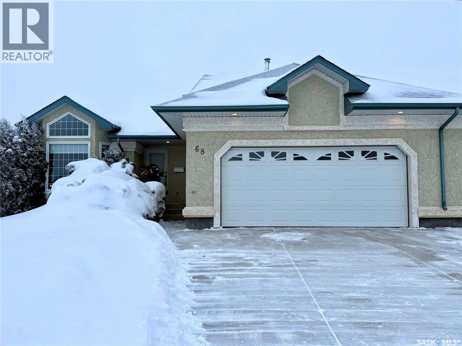 68 Russell DRIVE — Yorkton, Saskatchewan - Photo 2 of 31