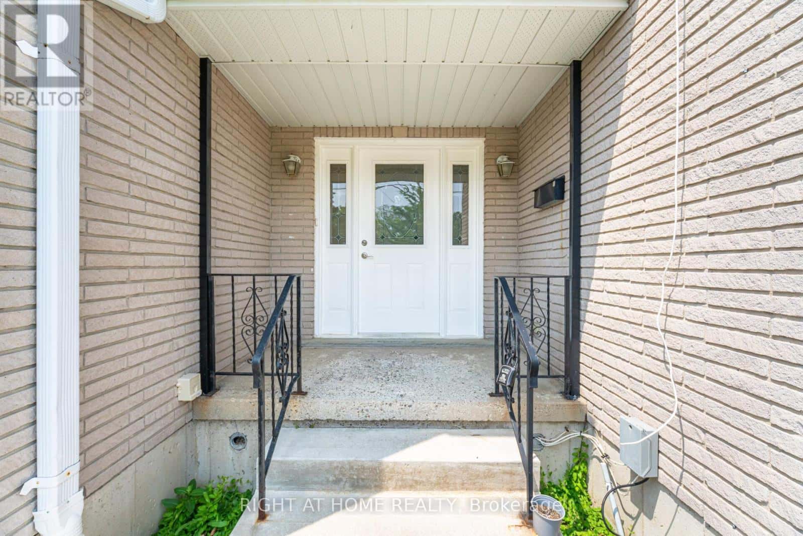 50 ALBEMARLE STREET — Brantford, Ontario - Photo 5 of 39