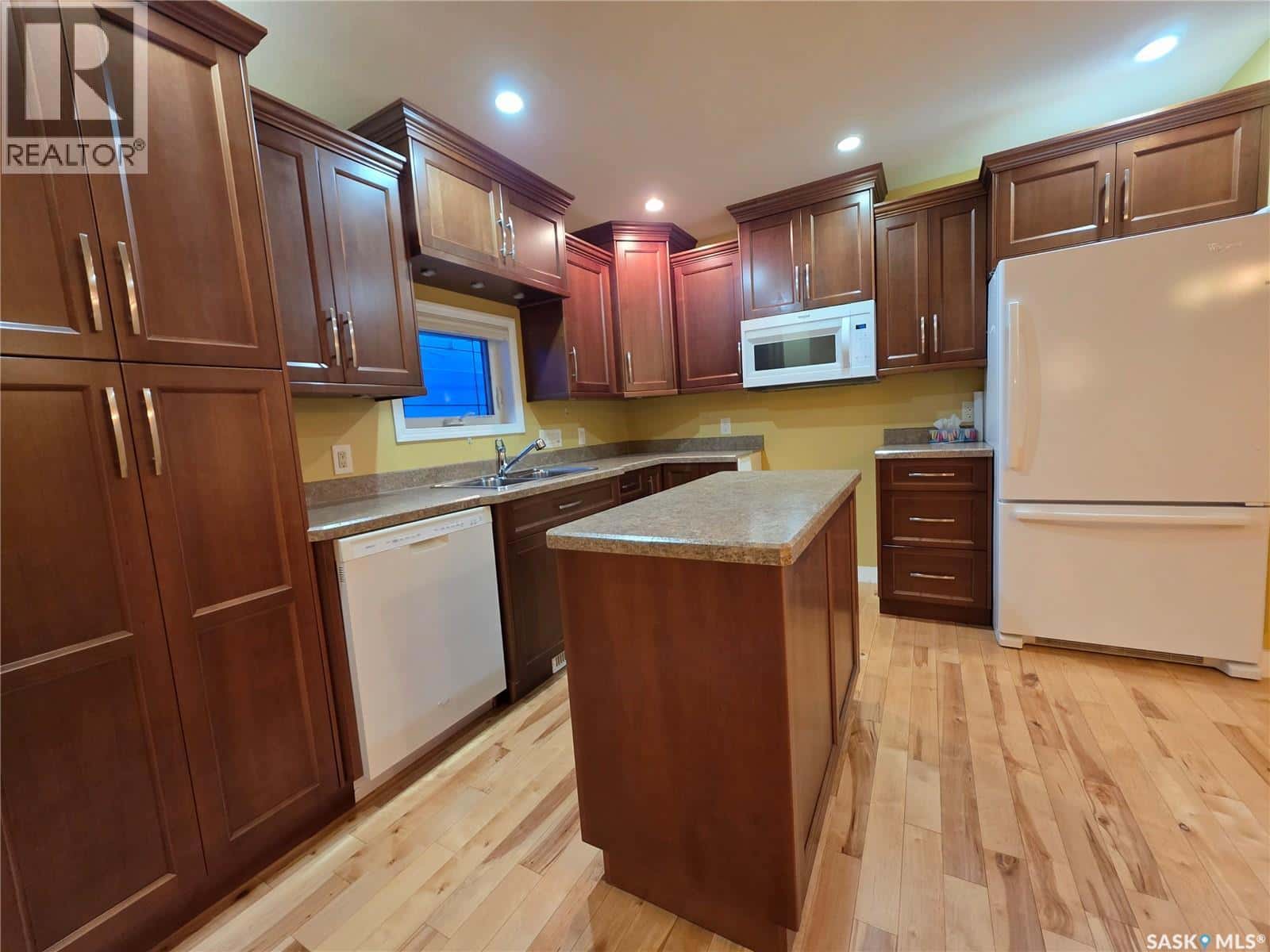 930 North STREET — Swift Current, Saskatchewan - Photo 4 of 25