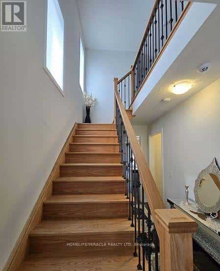 296 OKANAGAN PATH — Oshawa (Donevan), Ontario - Photo 5 of 38