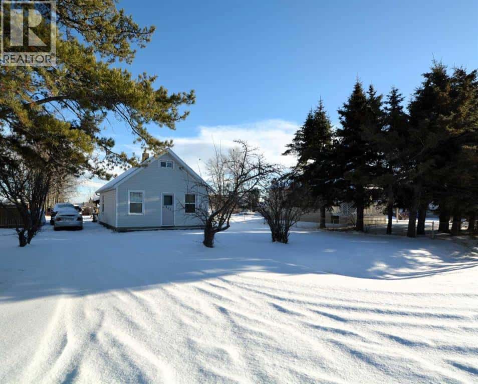 531 65 Street — Edson, Alberta - Photo 2 of 22