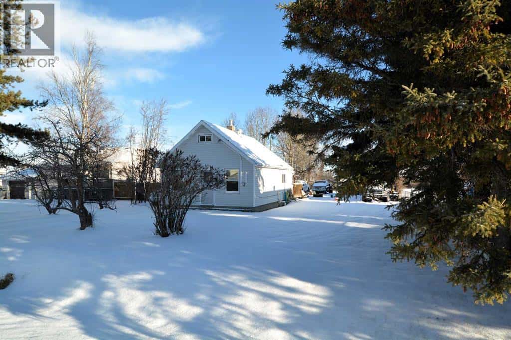 531 65 Street — Edson, Alberta - Photo 3 of 22