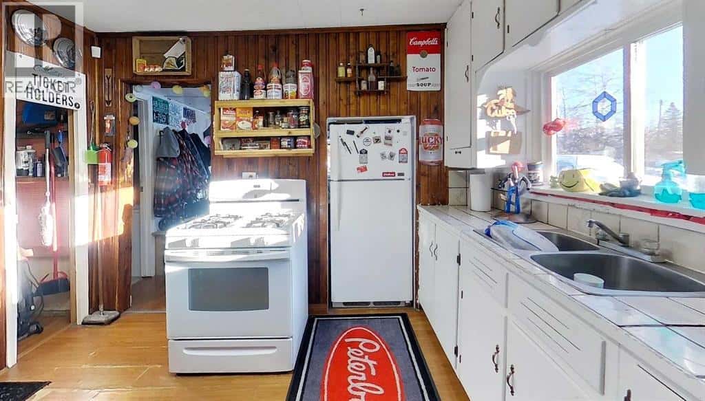 531 65 Street — Edson, Alberta - Photo 5 of 22