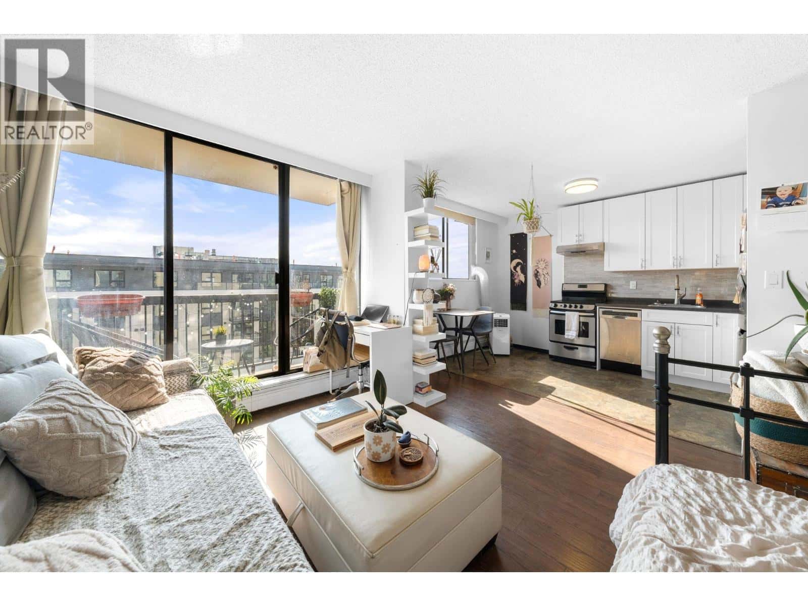 706 145 ST. GEORGES AVENUE — North Vancouver, British Columbia - Photo 3 of 23